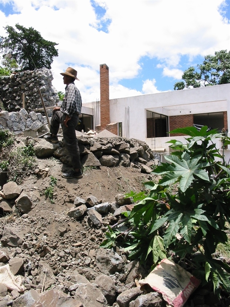 La maison en construction, un masson de San Marcos.
© Photo : P.-Y. Diascorn 