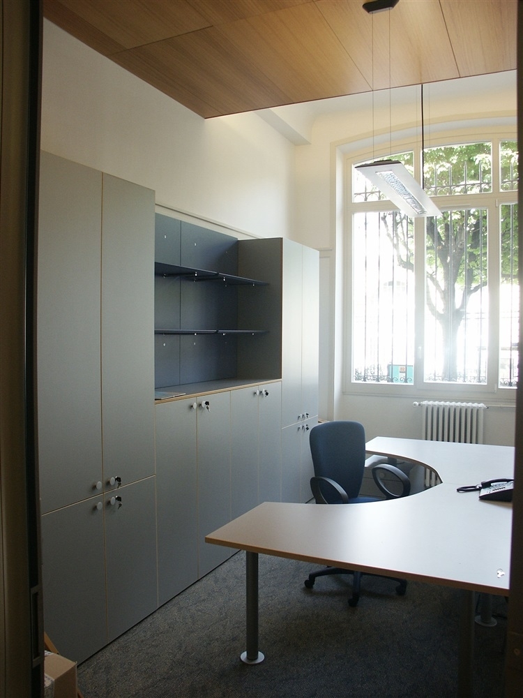 Bureau type donnant sur la galerie, mobilier Fantoni
