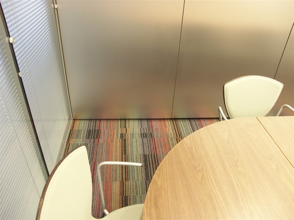 Details, table Howe, chaise Rondo, moquette Interface
