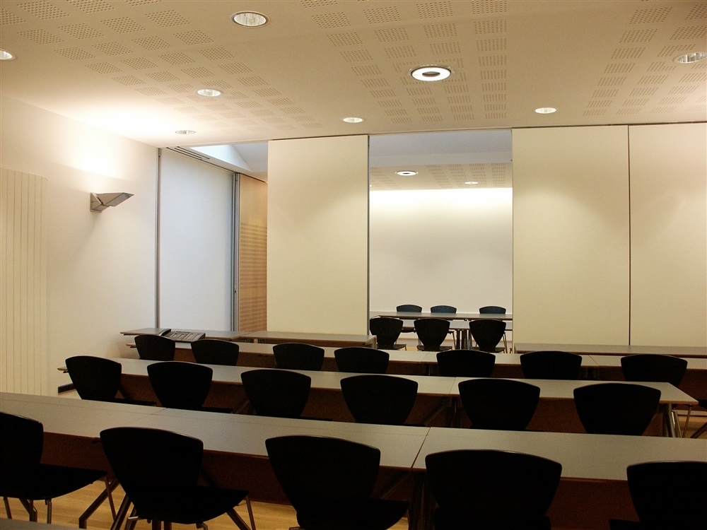 Division de la salle par le mur mobile
