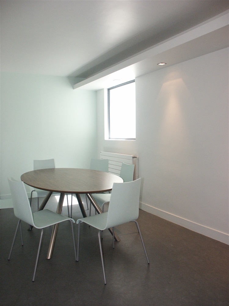 Espace repos cuisine, fenêtre intérieure donnant sur verrière du couloir
