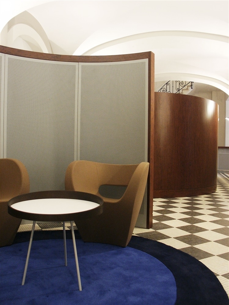 Fauteuil Ron Arad, correction acoustique par tôle perforée
 