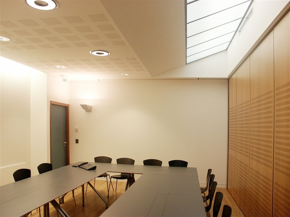 Grande salle de réunion divisé par mur mobile perforé pour correction acoustique
