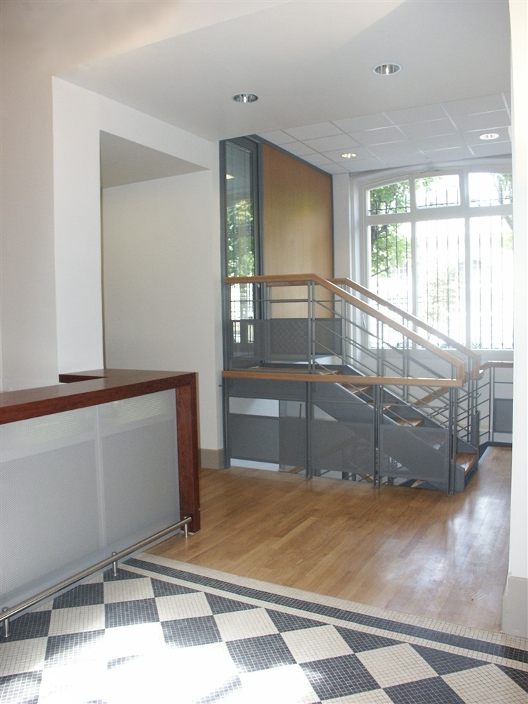 Pause café, escalier accés aux bureaux en demi sous-sol
