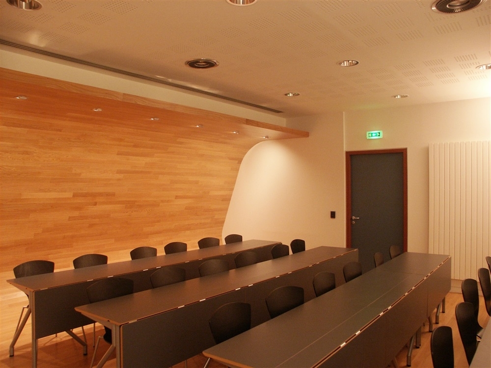 Plancher courbe en fond de salle, lumière modulable
