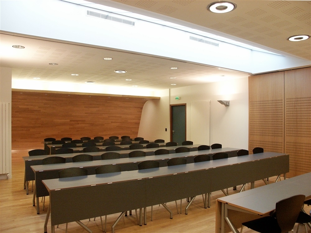 Salle de réunion pour 50 personnes, table modulable Moventi
