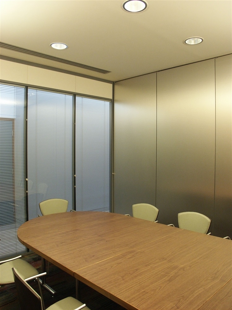 Salle divisée par mur mobile finition alu brossé
