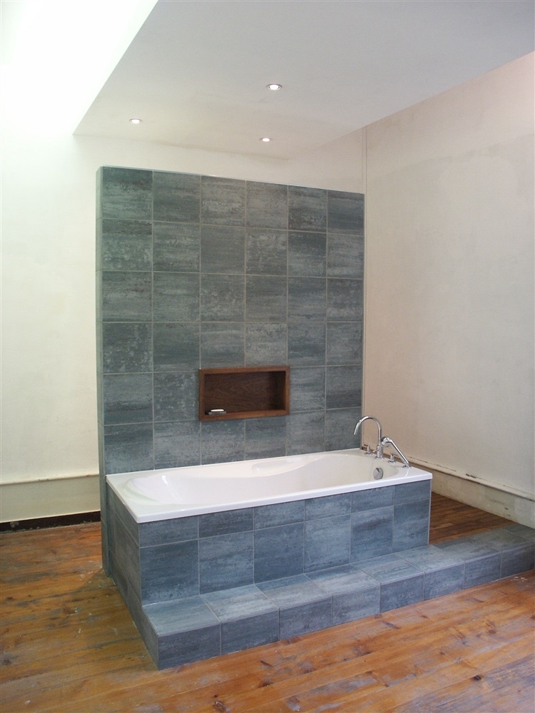 Cloison partielle, carrelage en grés cérame
