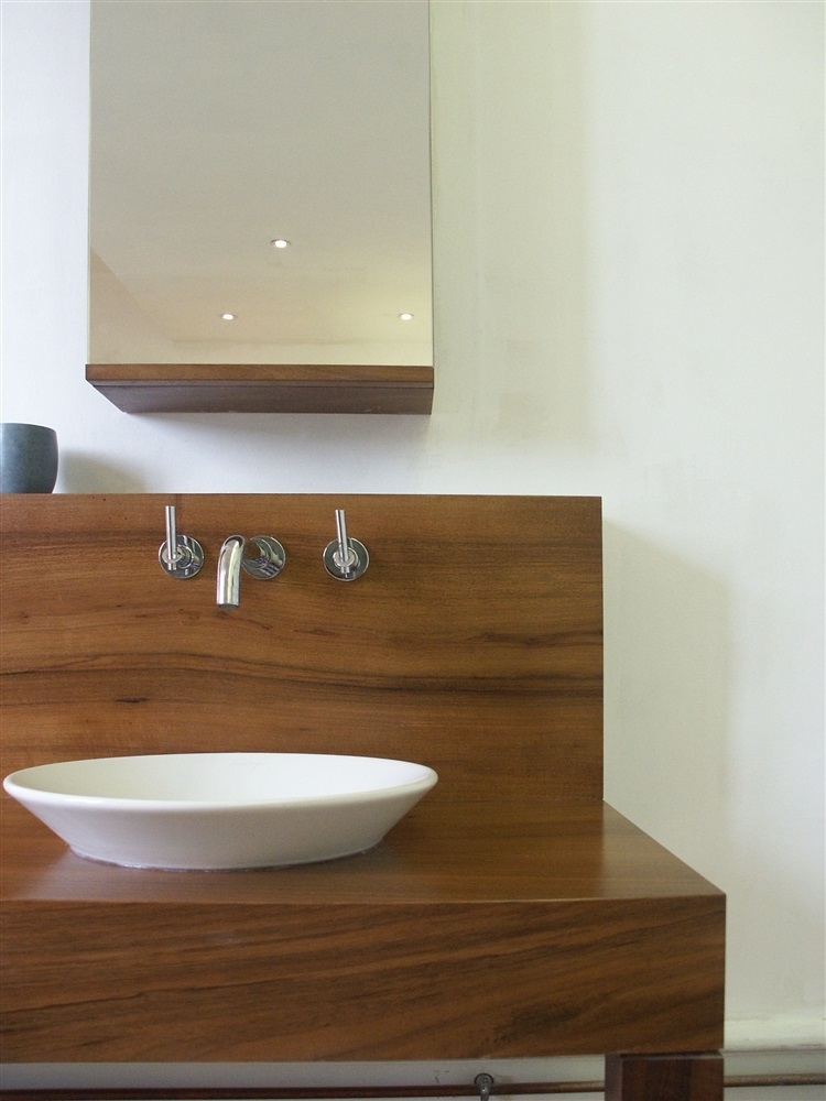 Détail plan vasque en noyer massif
