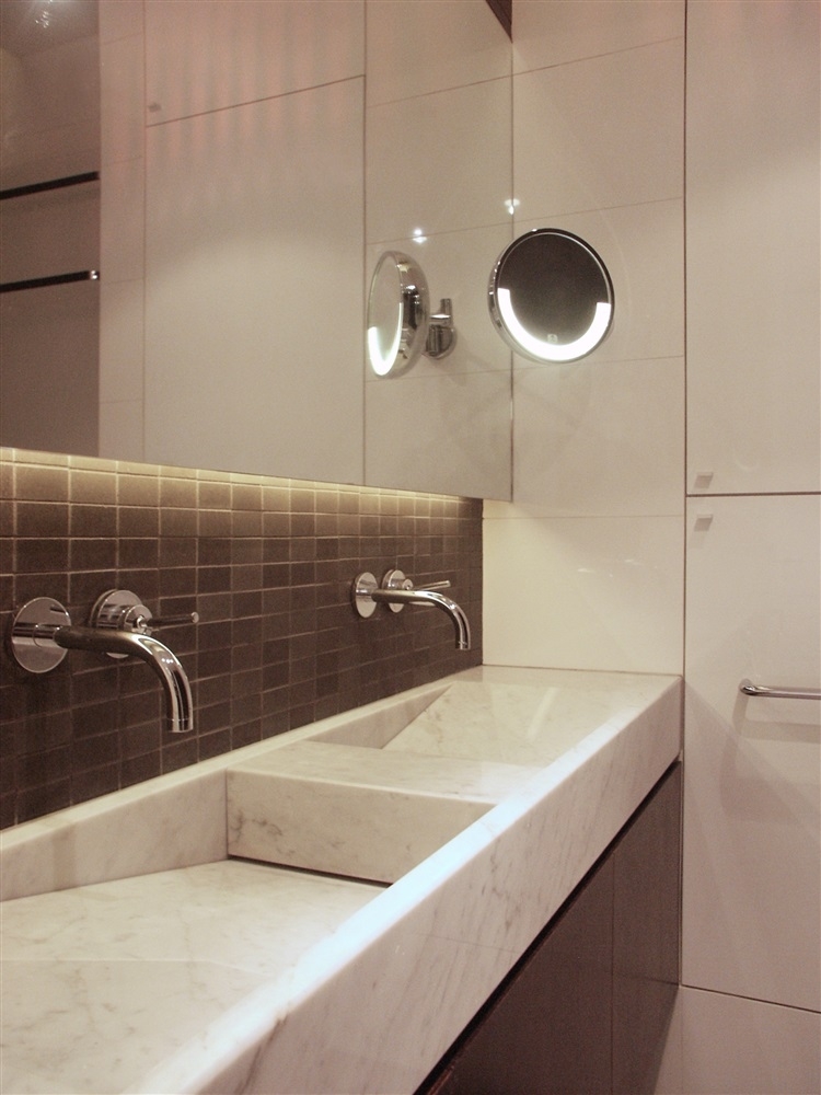 détail lavabo en marbre
