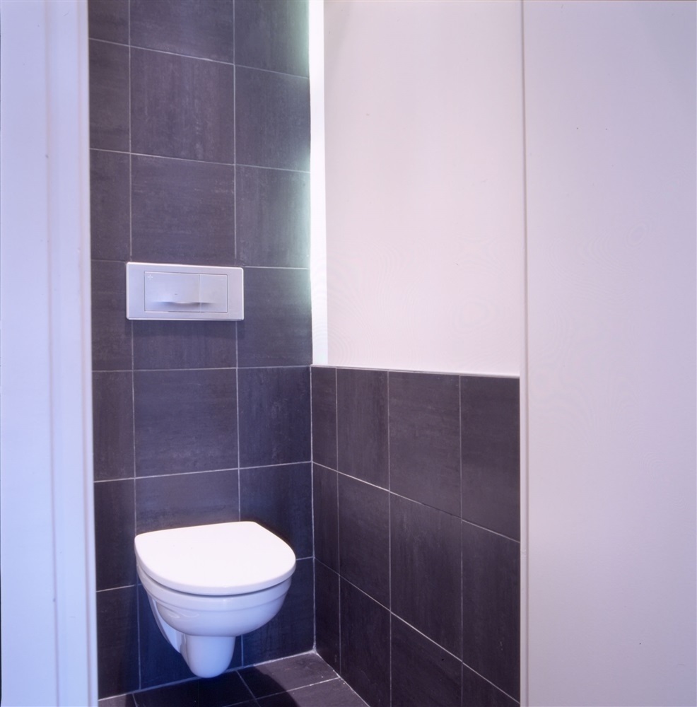 wc, faille lumineuse en verre opale donnant sur la cuisine
© photo, Antonio Duarte 