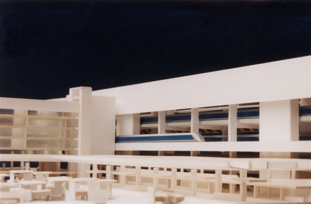 La cour des départs coté seine
 