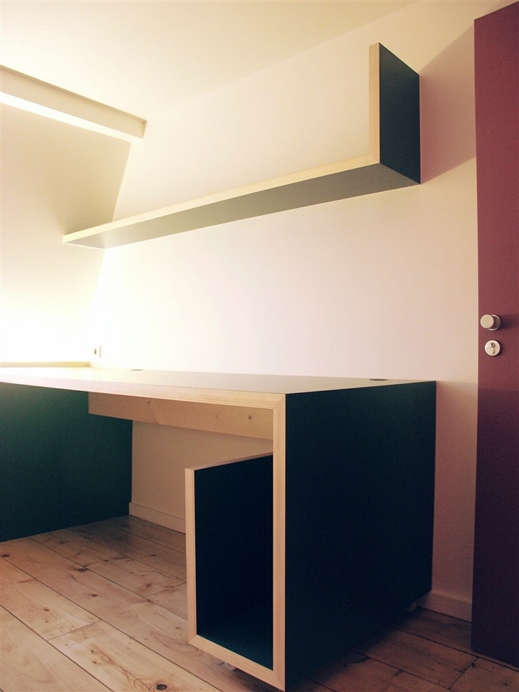 détail bureau et étagère sur mesure
