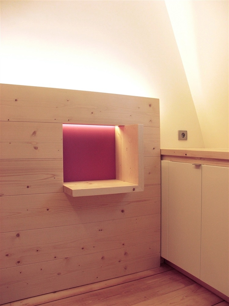 niche dans la tête de lit
