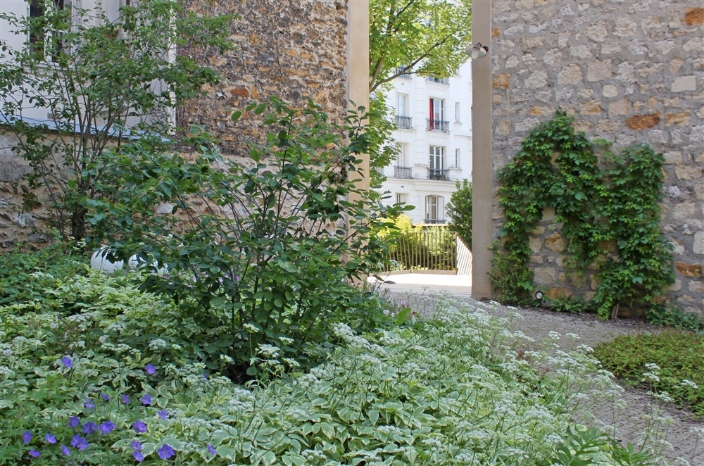 Accès vers rue F. Lemaître enfond jardin
