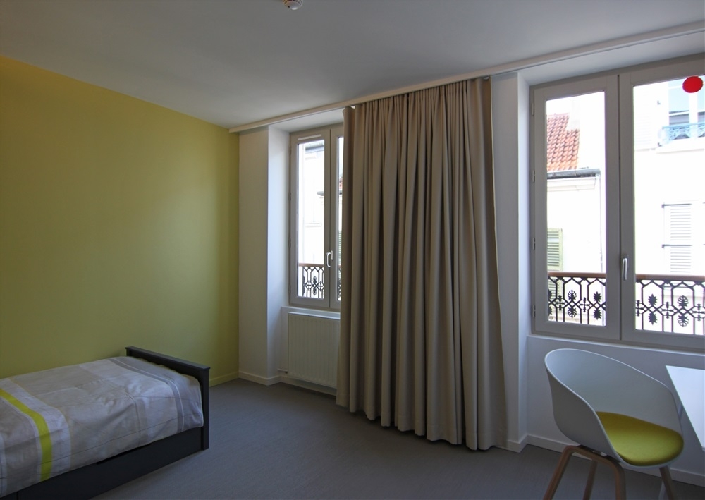 Chambre coté rue 
