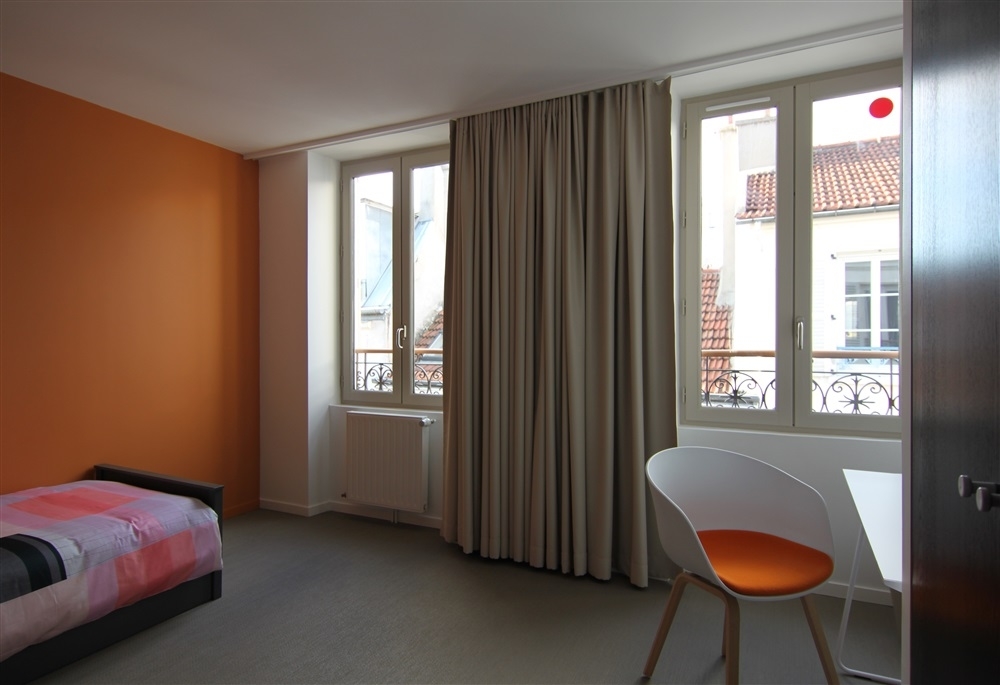Chambre coté rue
