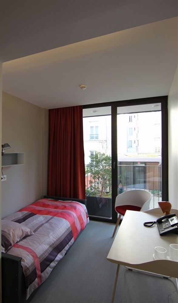 Chambre de l'éducateur coté cour 
