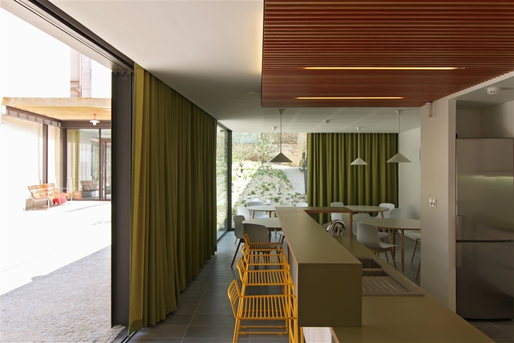 Coté cour - bar & réfectoire
