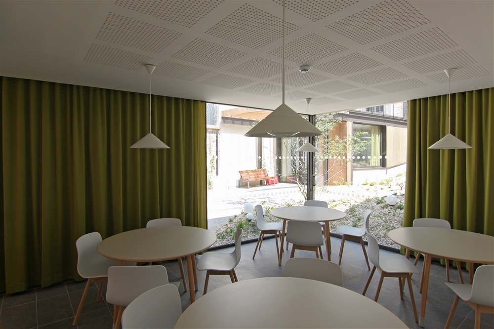 Coté cour - bar & réfectoire
