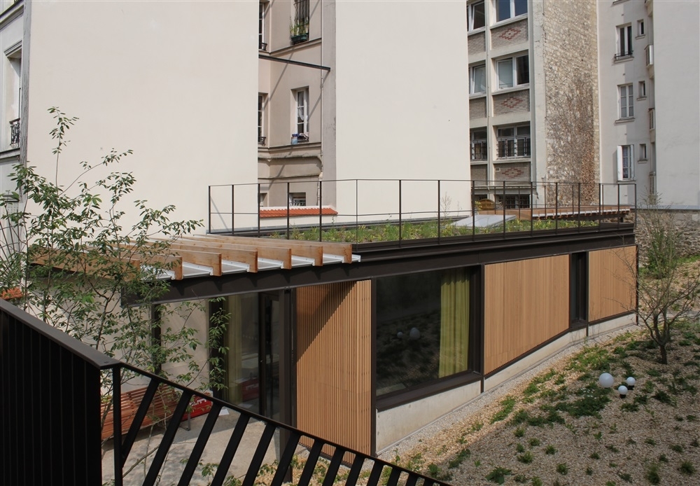 la salle d'activités dans le jardin
